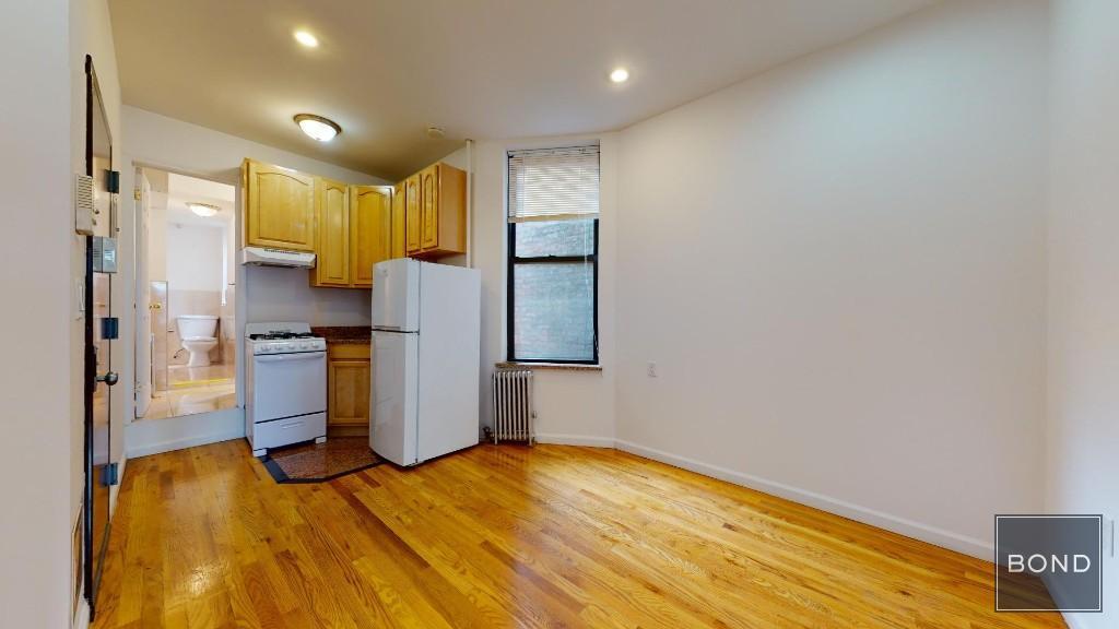 Foto principal - 214 E 10th St