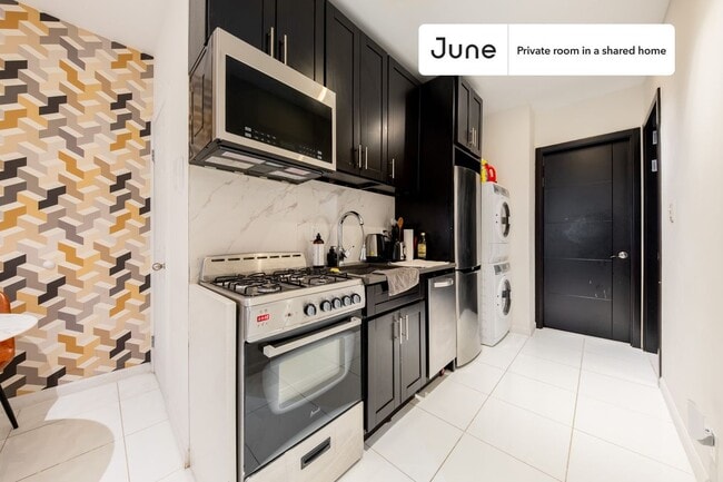 Building Photo - Private bedroom in 3 bed/2 bath Home