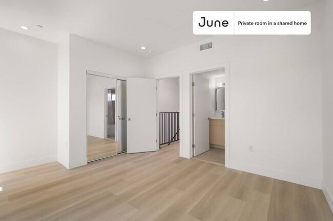 Building Photo - Private bedroom in 5 bed/5 bath Home