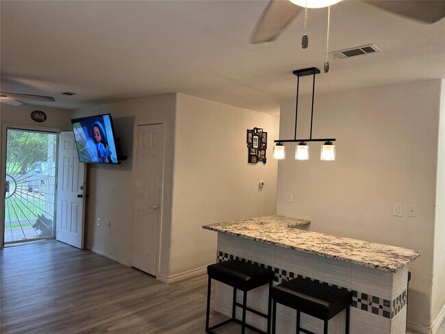 Foto del edificio - 717 N McCarty Ave