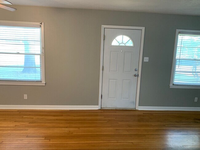 Foto del edificio - 5853 Holloway St