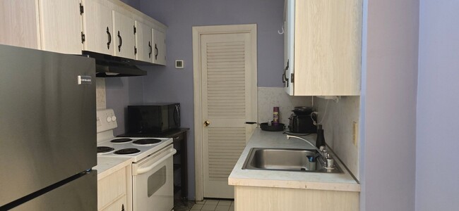 Building Photo - "FURNISHED" 1bd! Walk-in closet, private b...