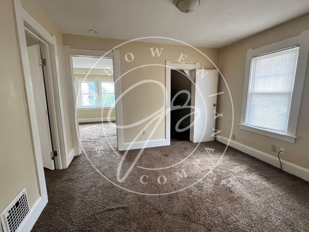 Building Photo - Large 3 Bedroom home with 2 full Baths in ...