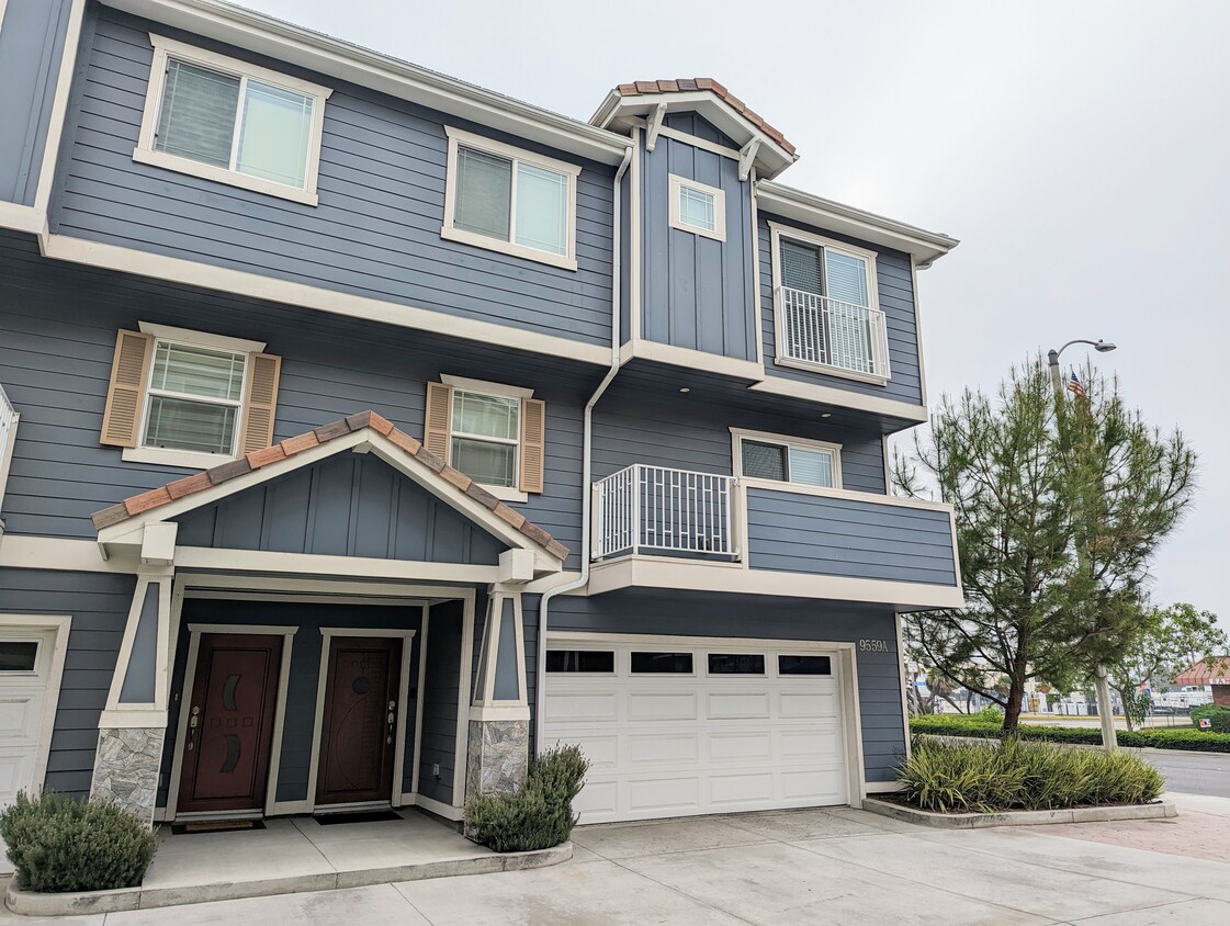 Foto principal - 9559 Firestone Blvd