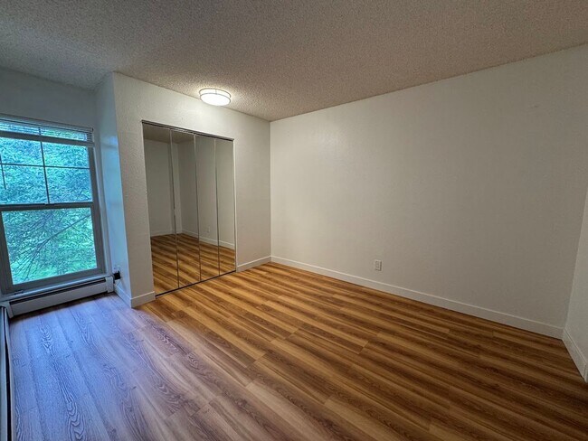 Building Photo - 860 W Moorhead Cir