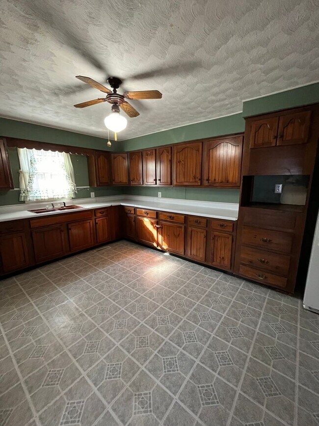 Foto del edificio - 3 Bedroom, 1 bathroom House!