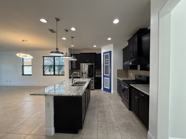 Foto del edificio - 4BR, 2.5BA home with resort style outdoor living!