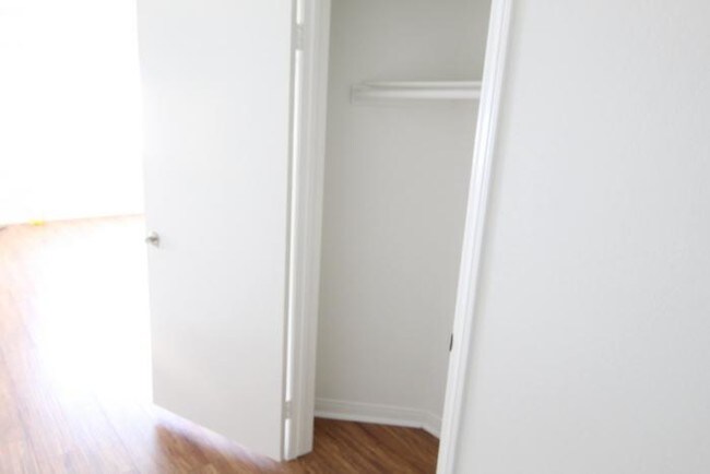Building Photo - 2 bedroom in Sherman Oaks CA 91403