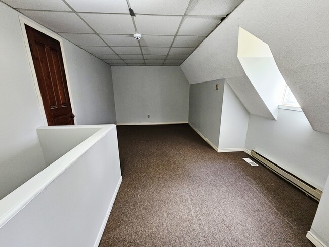 Livingroom - 15 Courtland Av W