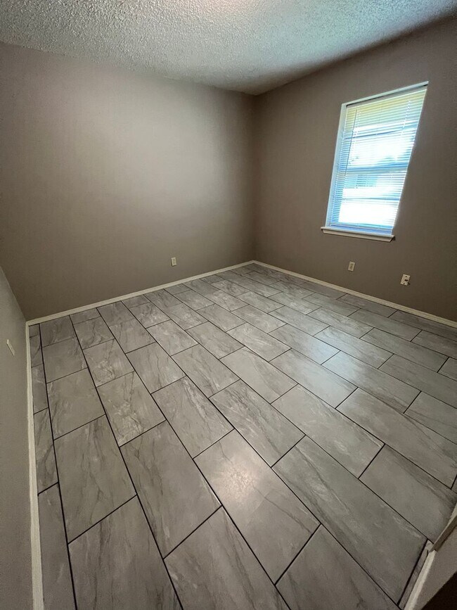 Building Photo - 3 Bed 1.5 Bath House with 1 Car Garage.  T...