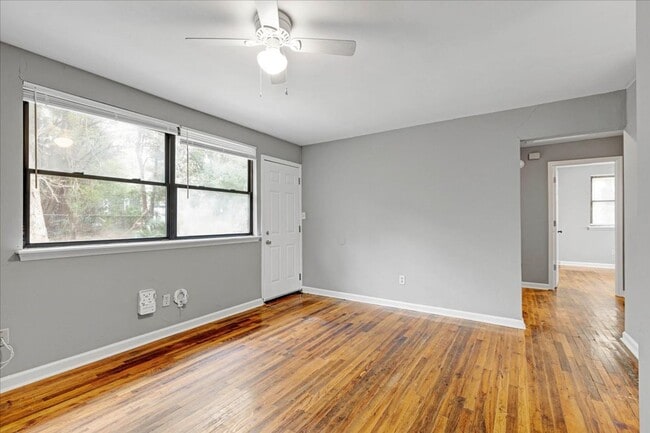 Foto del edificio - 3 bed 2 Bath house with fenced-in yard on Pepper dr! Available now!