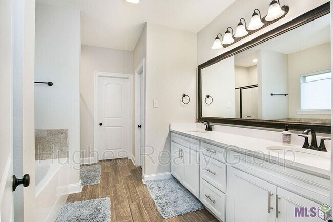 Foto del edificio - 124 Lake Breeze Dr