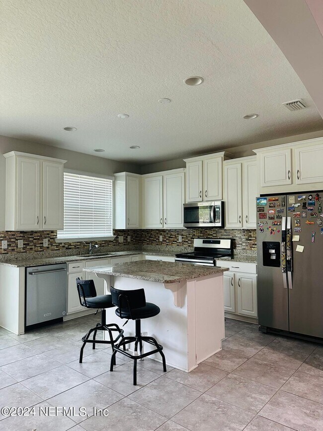 Building Photo - 576 Richmond Dr
