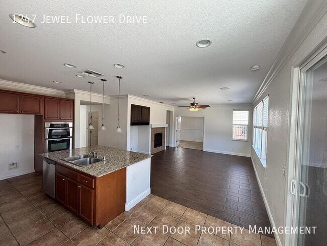 Foto del edificio - 1247 Jewel Flower Dr