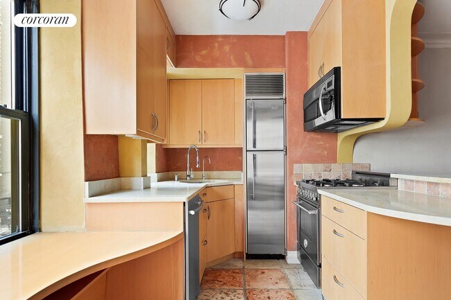Building Photo - 210 W 103rd St