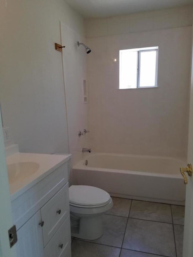 Building Photo - 2 Bed House at 27th Avenue and Thomas