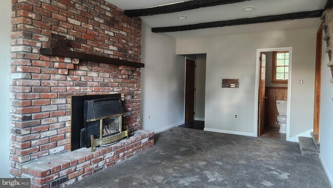 Building Photo - 6 Cedar Creek Dr