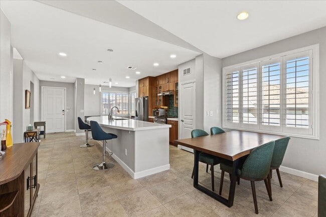 Building Photo - Modern Summerlin 2 Bedroom Condo with Garage - Fully Furnished