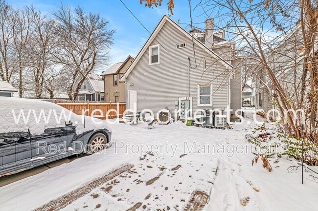 Foto del edificio - 2345 N Kenwood Ave