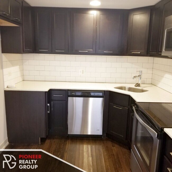 Foto del edificio - 6119 N Kenmore Ave