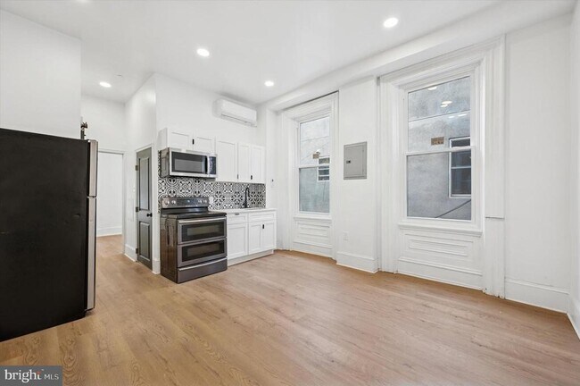 Building Photo - 1637 W Girard Ave