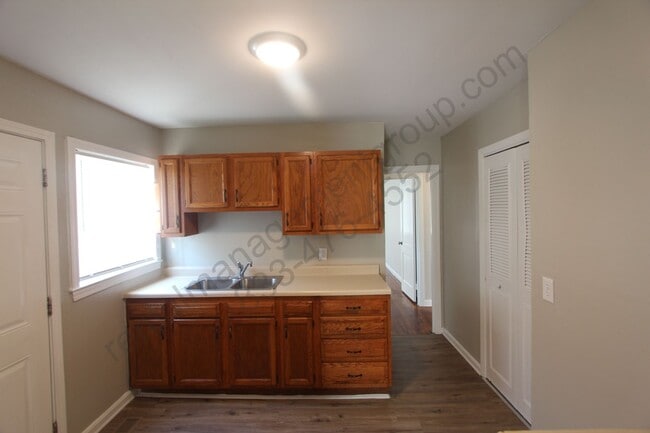 Building Photo - 3 Bedroom, 1.5 Bath! New on the Market and...