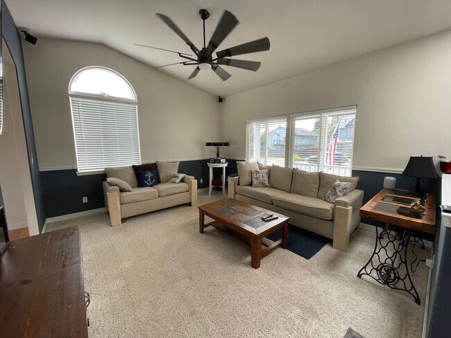 Foto del edificio - Modern Oak Harbor Living with a Fenced Backyard and Easy Commute