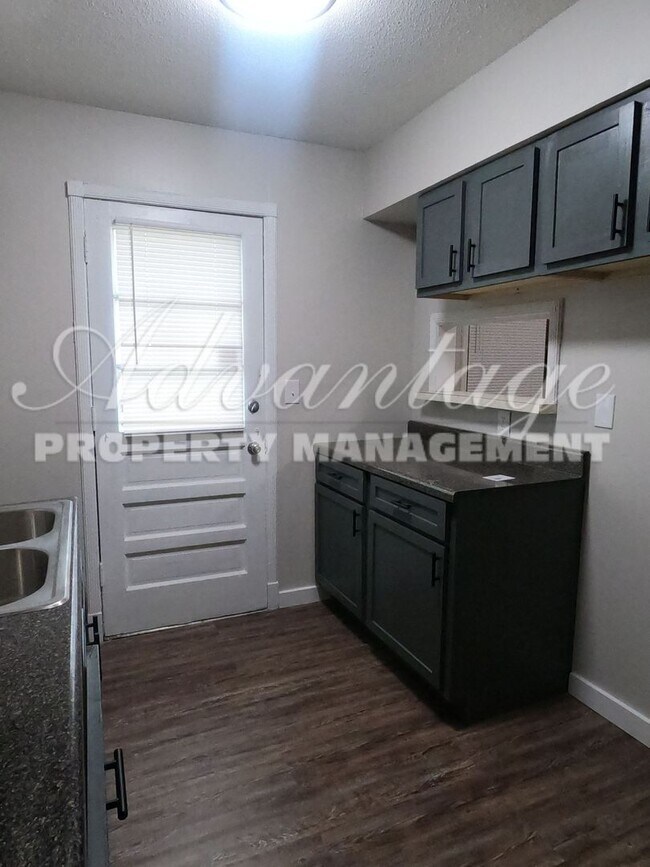 Foto del edificio - Newly Renovated 3 Bedroom 1 Bath Home For ...