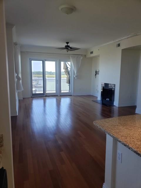 Foto del edificio - 30 Waterfront Dr