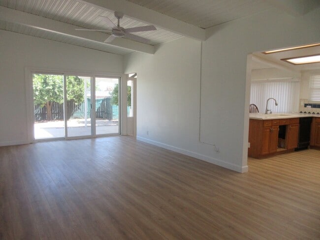 Foto del edificio - 10818 Paso Robles Ave