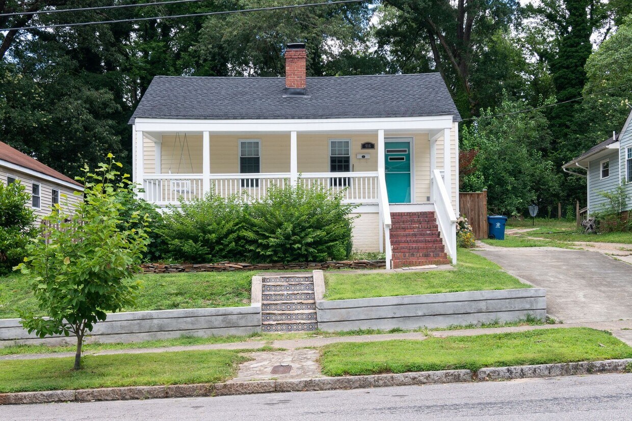 Primary Photo - Renovated 3 bed, 2 bath bungalow with scre...