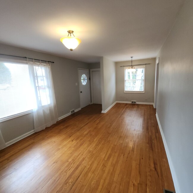 Building Photo - FOR RENT:Cute and Cozy 3 Bedroom, 1 Bath C...