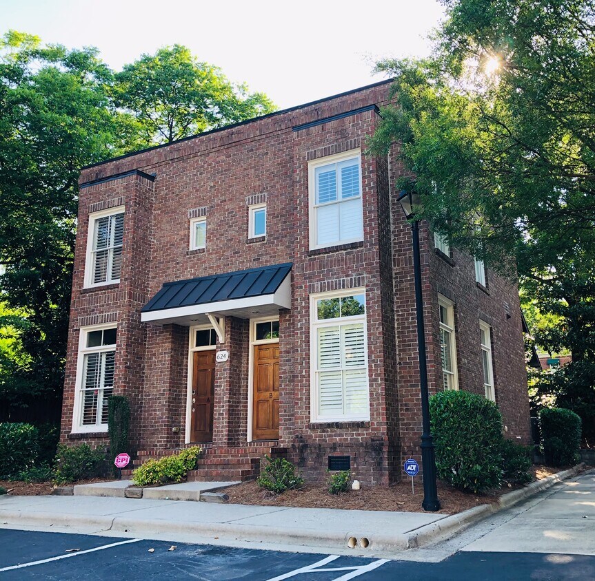 Primary Photo - 624 N Elm St