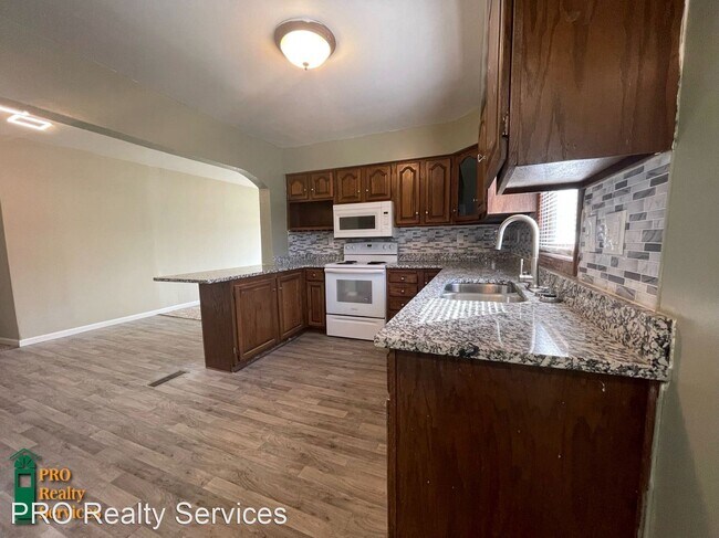 Building Photo - 3 br, 1 bath House - 2401 14th Ave E