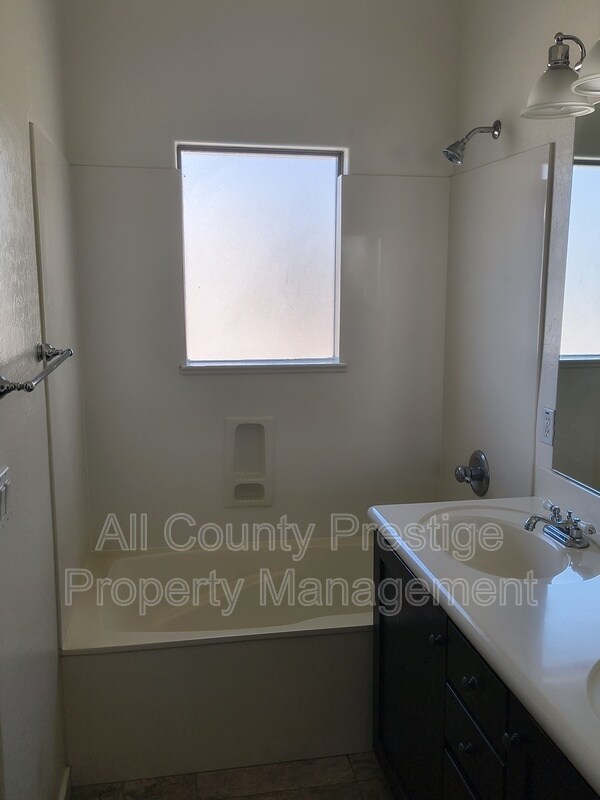 Building Photo - 815 E Rose Ln