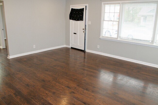 Foto del edificio - Luxurious Newly Renovated 3BR/2BA Haven with Private Parking - A Rare Market Gem