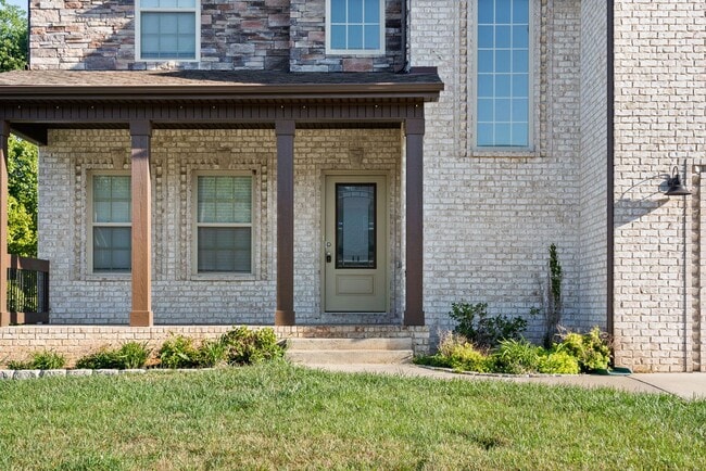 Building Photo - Pet Friendly Four Bedroom with Bonus!