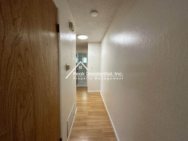 Building Photo - 2bd/1ba Condo with 1 Car Garage- Minutes F...
