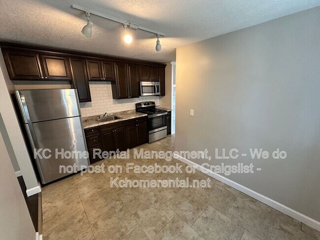 Building Photo - 901 N 16 St