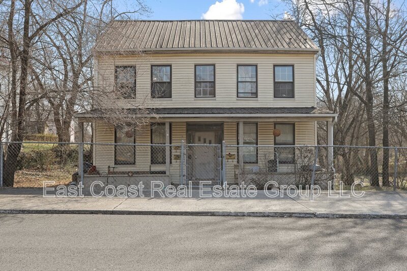 Primary Photo - 242 E Liberty St