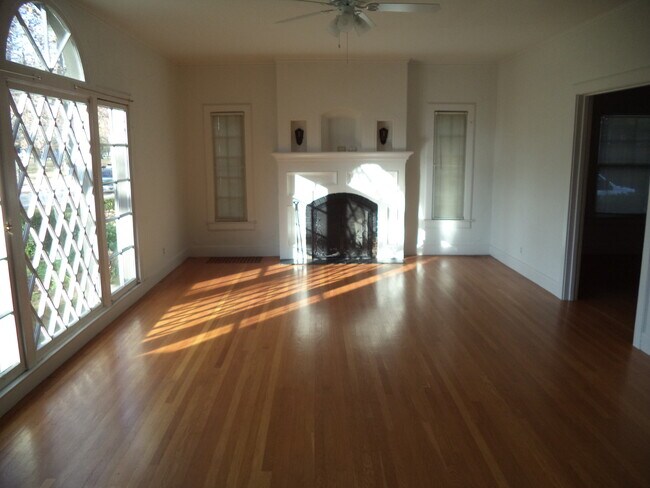 Foto del edificio - COMING SOON!! UPSCALE CURTIS PARK BEAUTY