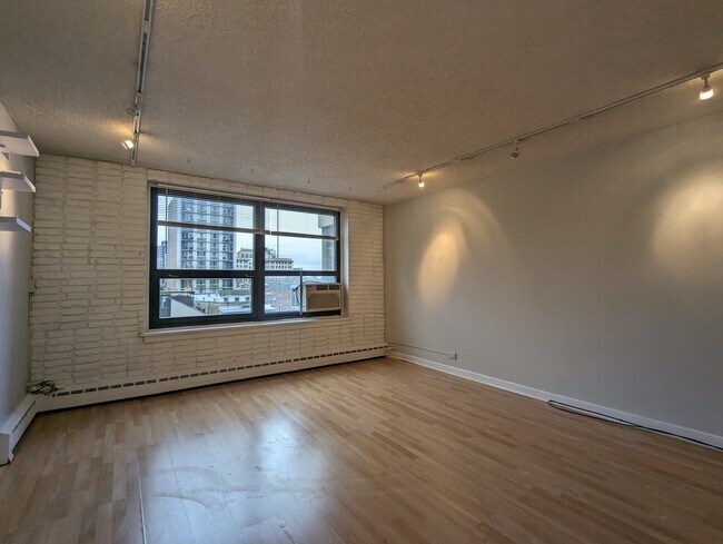 Building Photo - 429 W Wellington Ave