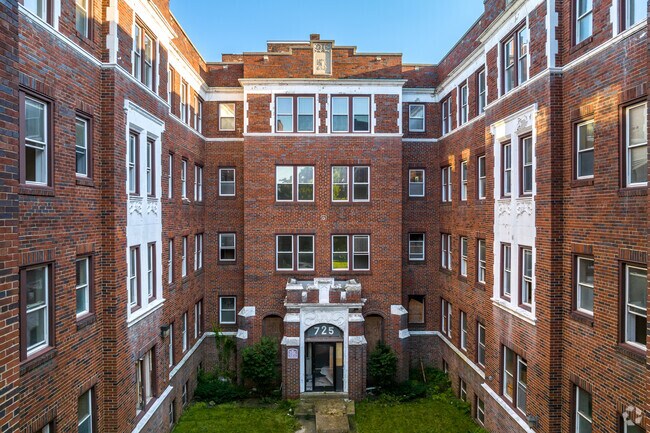 Exterior de ladrillo hermoso - Whitmore Apartments