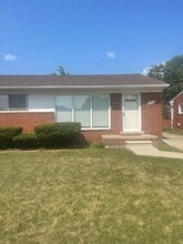 Building Photo - 9614 Vine Ave