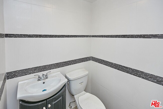 Foto del edificio - 2422 Venice Blvd.