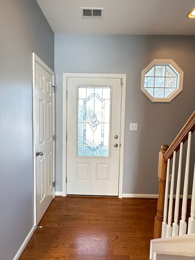 Building Photo - Beautiful 3 BR House! All Electric, Walk-I...