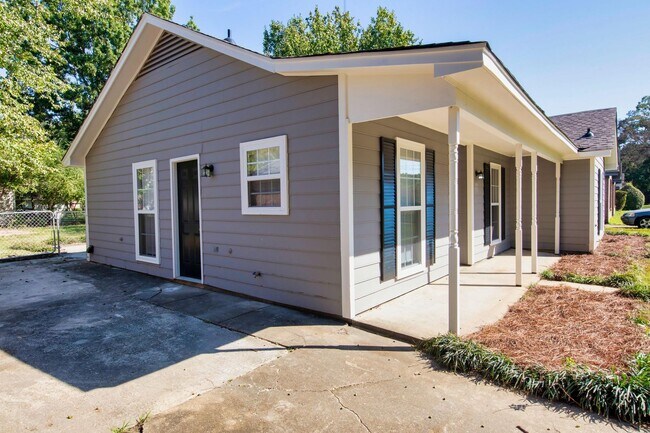 Foto del edificio - ** 3 Bed 2 Bath located off Wares Ferry rd...