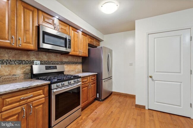 Building Photo - 806 Poplar Ct