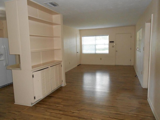 Building Photo - 610 Oriole Dr