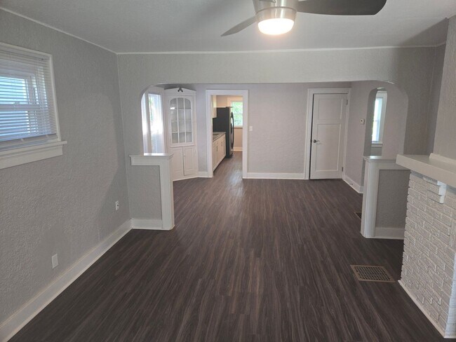 Building Photo - 3 Bedroom 1 Bathroom Single Family Cape Co...